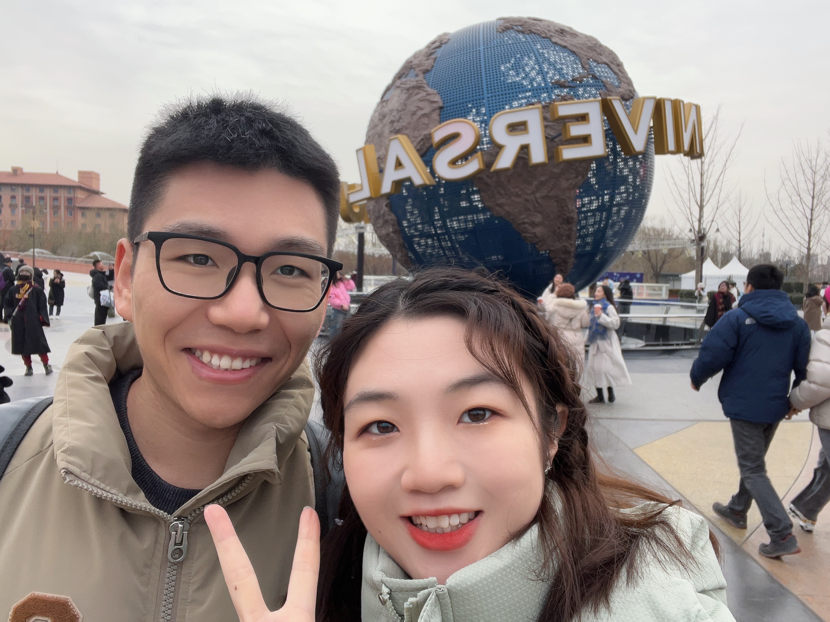 门口合照2